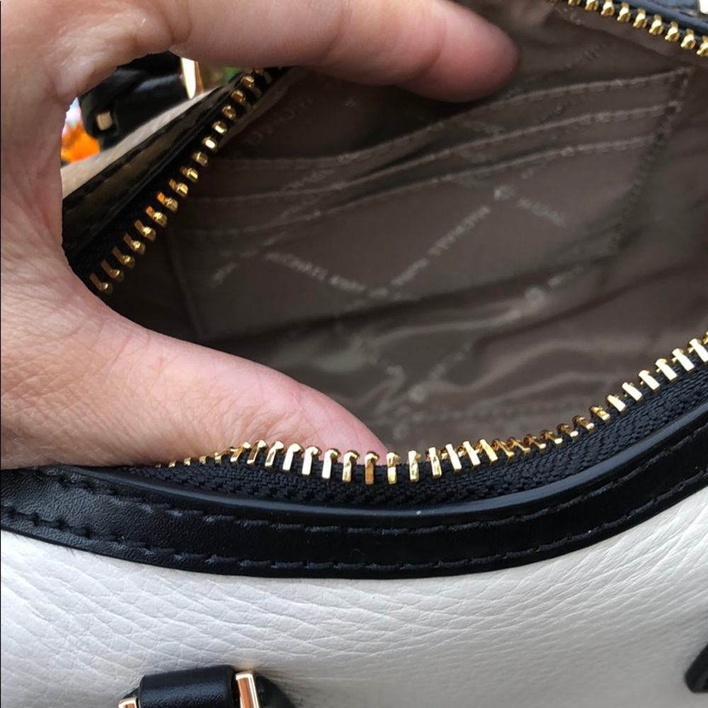 SALE 💥Michael Kors Bedford+ Mini Duffle Crossbody - Picture 4 of 6